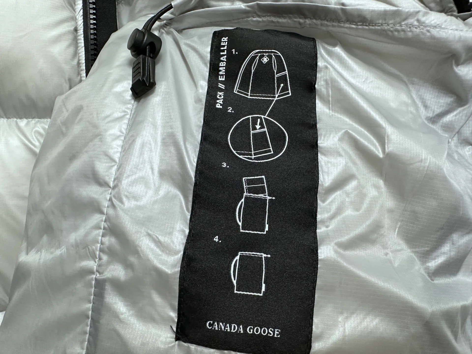 P560 [Canada Goose] Big Goose🦢Puff Down Vest has always been recognized as the warmest down jacket. Various Instagram celebrities, Internet celebrities, and celebrities often wear it for street photos. I make Canada Goose every year, but I still can't get rid of my love for it. No matter how cold the days are, there is no need to be afraid, because there is! Filled with 90% white duck down, it is the legendary warmest down jacket and is known as a must-have for Arctic outdoor sports! The most popular down jacket in the world, celebrities are rushing to buy it, it is a must-have! Size: XS-XL
